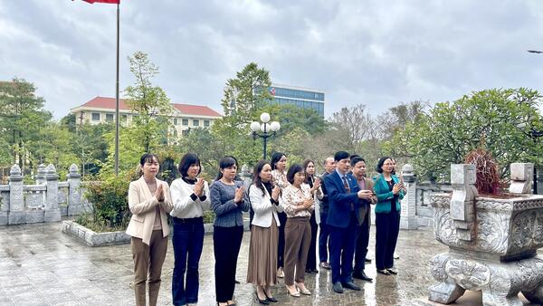 Thắp hương Đền thờ Bác nhân ngày 27/02