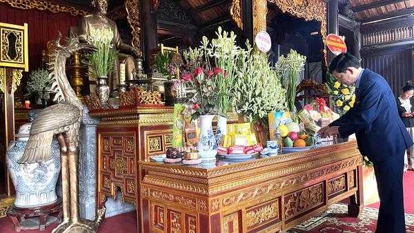 Thắp hương Đền thờ Bác nhân ngày 27/02