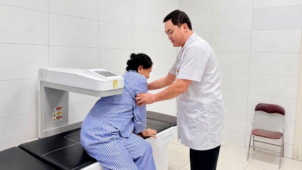 KTV hỗ trợ cho bệnh nhân cao tuổi để vào thực hiện đo mật độ xương 